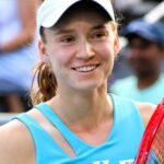 Elena Rybakina em quadra durante torneio da WTA