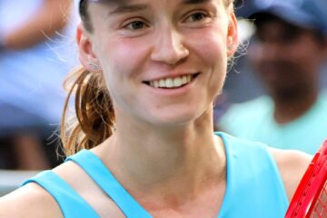 Elena Rybakina em quadra durante torneio da WTA