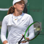 Iga Swiatek em quadra durante torneio da WTA