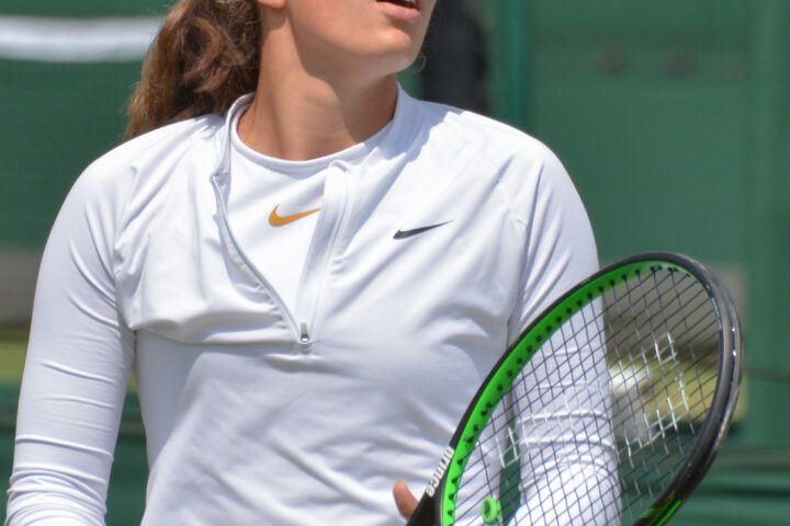 Iga Swiatek em quadra durante torneio da WTA