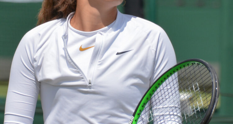 Iga Swiatek em quadra durante torneio da WTA