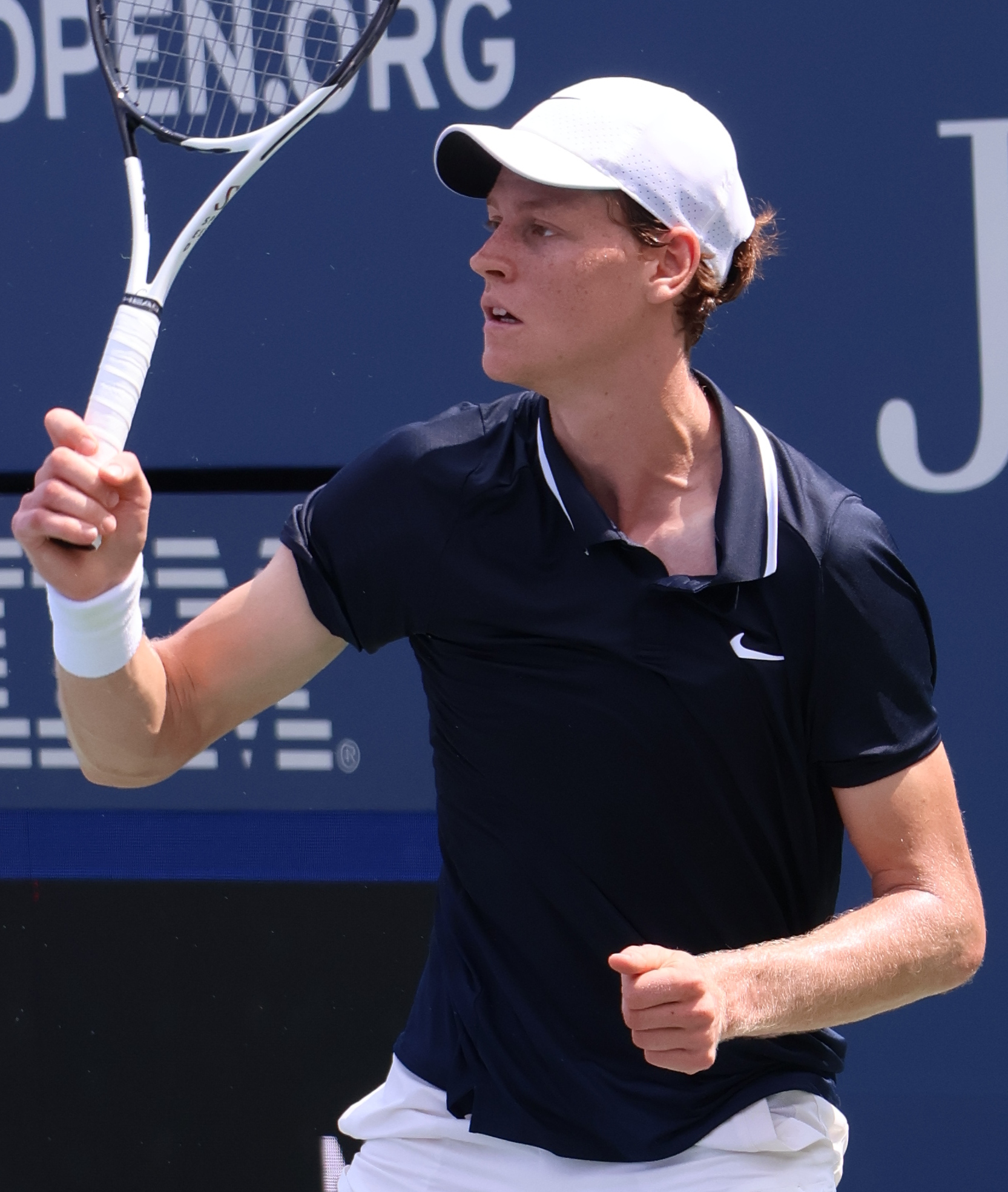 Jannik Sinner em quadra, líder do ranking ATP