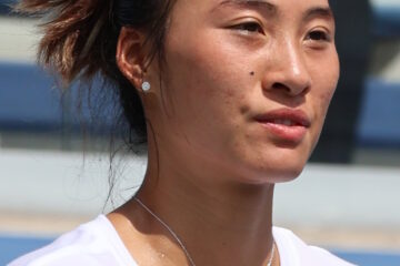Qinwen Zheng em quadra durante o US Open